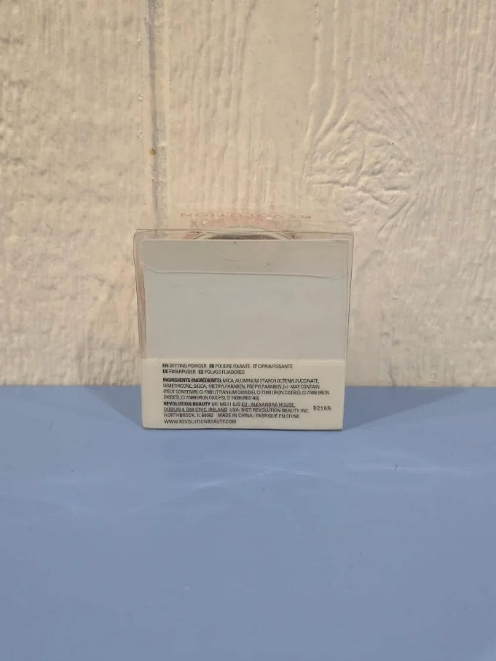 New Revolution Conceal & Fix Loose Setting Powder in Light Yellow